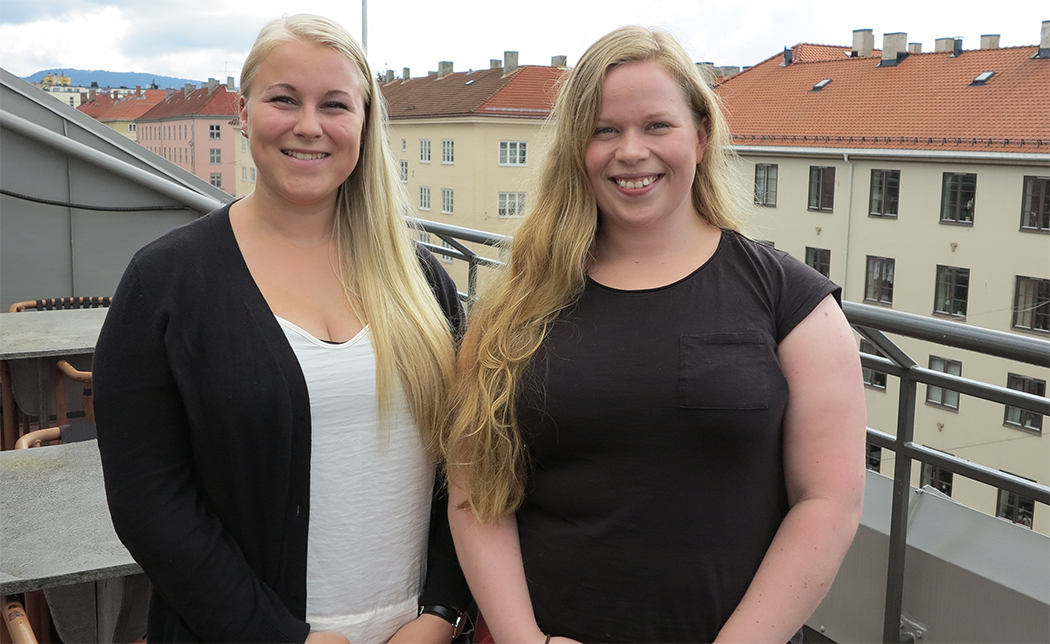 De nyuteksaminerte reseptarfarmasøytene Karine Vikra og Marie Emilie Halvorsen presenterte bacheloroppgaven sin for ledelsen i Apotekforeningen i forrige uke. 